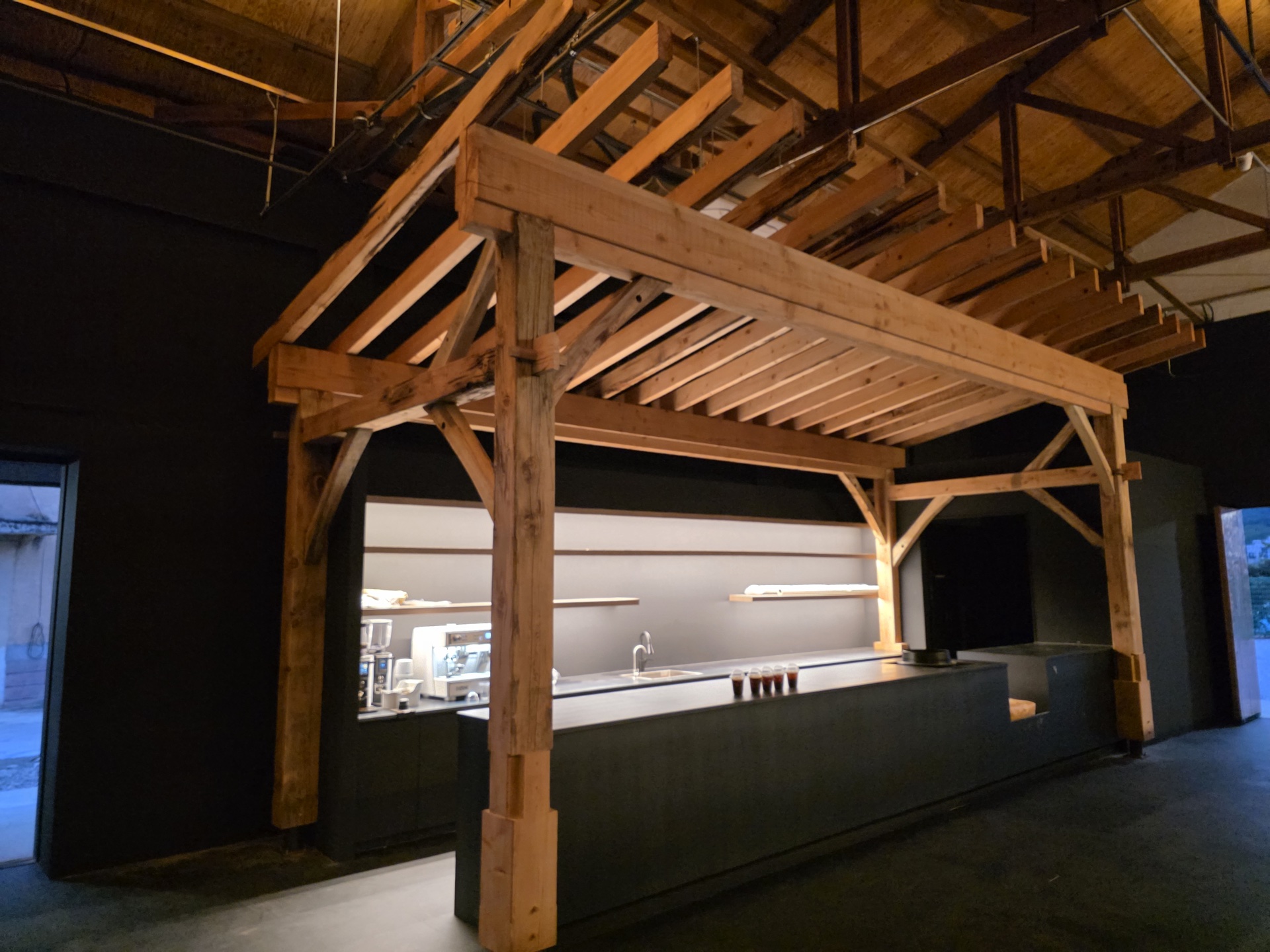 초하우스 파고라 — 공간 디테일이 브랜드 경험을 만드는 사례